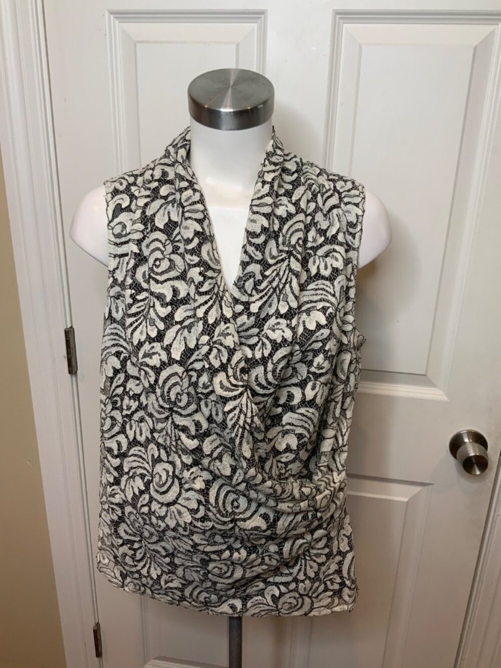 St. John White Black Floral Lace Draped Sleeveless Top, Size 12